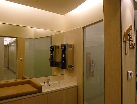 Почти во всех торговых центрах есть детские комнаты с пеленальным столиком, душем и аппаратами для мытья бутылочек. Почти во всех торговых центрах есть детские комнаты с пеленальным столиком, душем и аппаратами для мытья бутылочек.