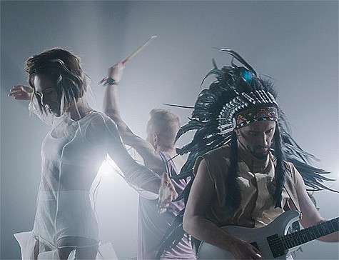 В новом клипе группа IOWA дает концерт в некоем таинственном пространстве, где собрались самые преданные ее слушатели. Фото: материалы пресс-служб.