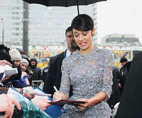 Ольга Куриленко через 15 минут замерзла.