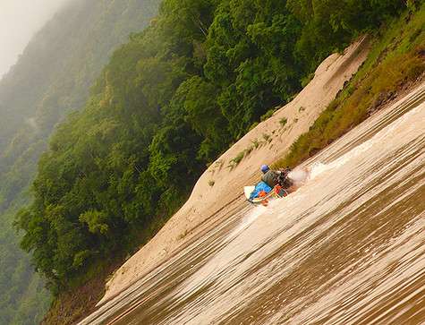 Обычно лодки несутся с приличной скоростью километров в восемьдесят.