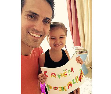 Папе девочки Михаилу Земцову не верится, что его любимая дочка уже такая большая. Фото: Instagram.com/orbakaite_k.