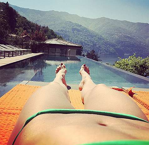 Может быть, для большей ясности и доказательства отсутствия живота, Ковальчук опубликовала еще и такой снимок. Фото: Instagram.com/juliakovalchuk.