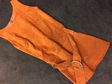 Платье, в котором Виктория Бекхэм ходила на первое свидание с Брэдом Питтом. Фото: Twitter.com/@victoriabeckham.