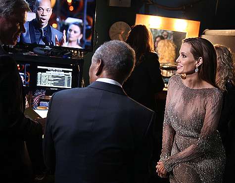 Анджелина Джоли за кулисами премии «Оскар» в 2014 году. Фото: AP Images.