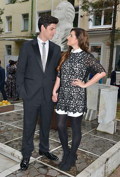 Одним из трогательных моментов школьного бала стал танец, на который выпускники пригласили своих мам. Было видно, что Миша очень нервничал, но держался достойно. Фото: материалы пресс-служб.