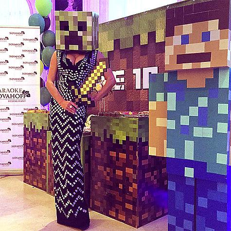 Волочкова рассмешила своих подписчиков, надев на голову пиксельный куб. Фото: Instagram.com/volochkova_art.
