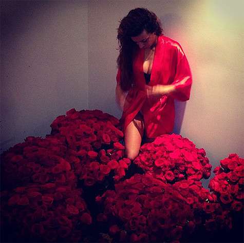 Анна Седокова с миллионом алых роз. Фото: Instagram.com.