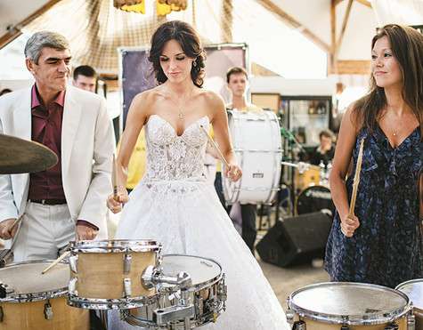 На свадьбе молодоженов и их гостей развлекали шоу мыльных пузырей, графическими рисунками на песке и, естественно, музыкой. Фото: материалы пресс-служб.