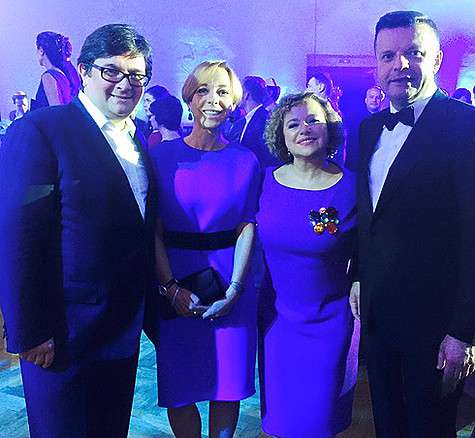 Счастливые родители жениха с друзьями и коллегами Максимовской и Борисовым. Фото: Facebook.com/elena.chekalova.