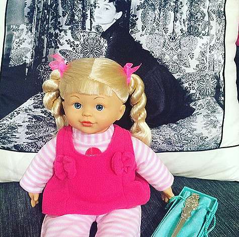 Эта кукла произвела на малышку такое сильное впечатление, что София произнесла свое первое слово. Фото: Instagram.com/pavelvolyaofficial.