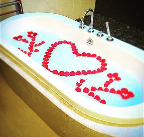 Судя по снимкам в микроблоге певицы, на Мальдивах у Ирины и Виталия будет настоящее романтическое путешествие. Фото: Instagram.com/dubtsova_official.