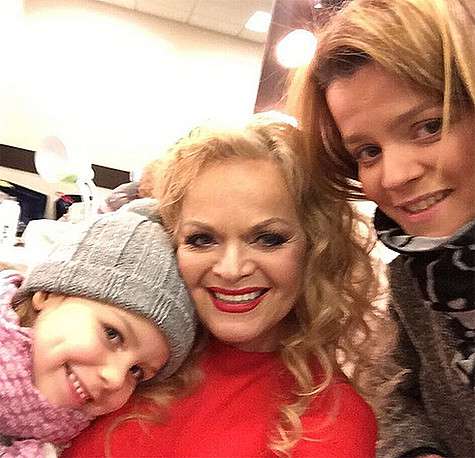 Лариса Долина с дочкой Линой и внучкой Александрой. Фото: Instagram.com/dolinalarisaoficial.