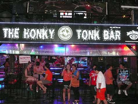 Этот никогда не спящий городок мало подходит для тихого семейного отдыха. Фото: Ольга Сапрыкина.