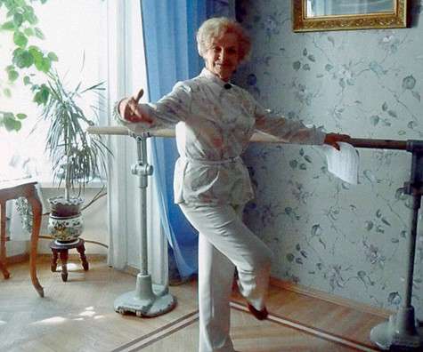 Даже в свои восемьдесят пять лет актриса с легкостью выполняет любое балетное па. Фото: личный архив Татьяны Пилецкой.