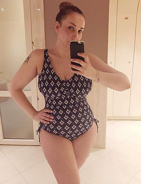 Анфиса Чехова не стесняется позировать в купальнике. Фото: Instagram.com/achekhova.