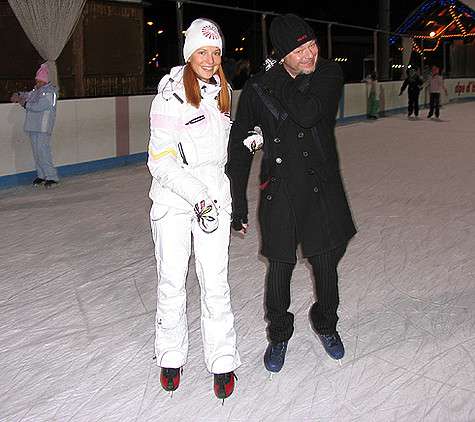 «В новогоднюю ночь мы с Володей будем вместе. Выпьем шампанского под бой курантов и в 0.15 выйдем на сцену». Фото: материалы пресс-служб.