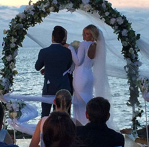 Для брачной церемонии была построена красивая арка из цветов. Фото: Instagram.com. Для брачной церемонии была построена красивая арка из цветов. Фото: Instagram.com.