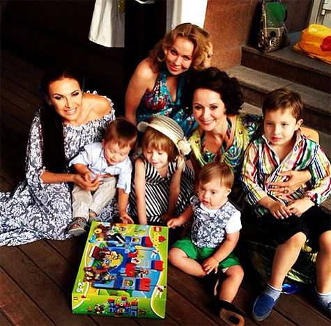 «Витеньке, сыну @kabo_olga сегодня 2 годика», - подписала этот снимок Эвелина Бледанс. Фото: Instagram.com/bledans.