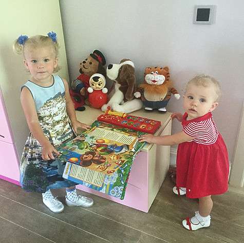 У девочек в этой семье всегда есть, чем заняться. Фото: Instagram.com.