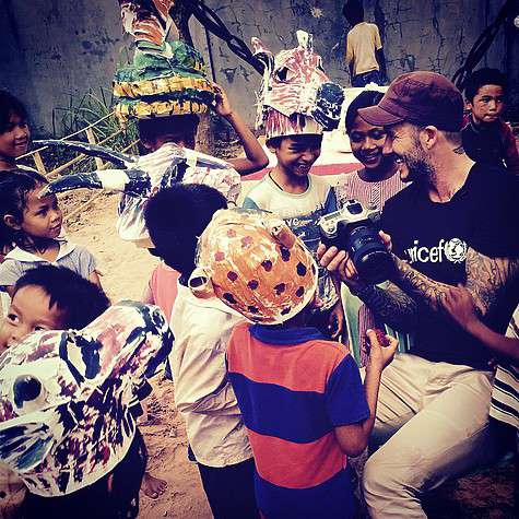 Прежде чем предаться туристическим радостям Бекхэм пообщался с местными детьми в качестве посла Доброй воли ЮНИСЕФ. Фото: социальные сети