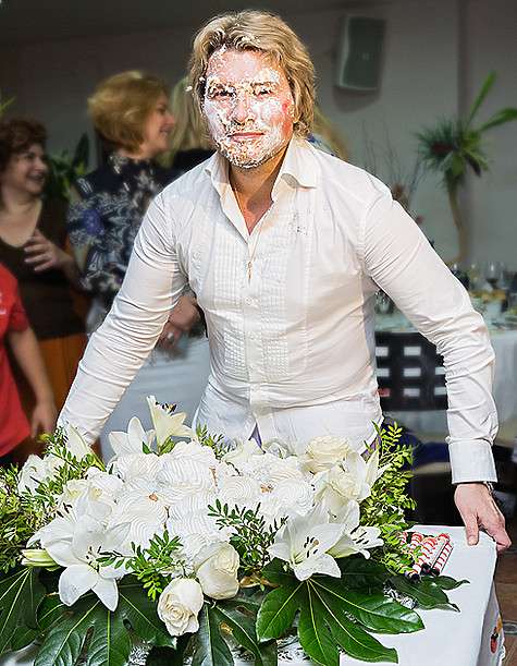 Упасть лицом в салат или торт — давняя традиция, и Николай Басков решил ее не забывать, отмечая свой день рождения. Фото: материалы пресс-служб.