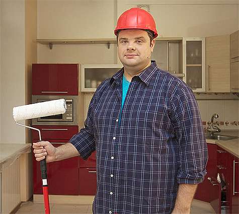 Александр Гришаев признается, что прораб Сан Саныч отличается от него только наличием строительной каски на голове. Фото: материалы пресс-служб.