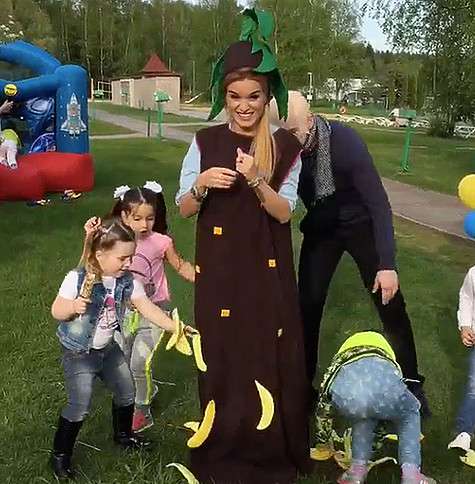 Выступать в роли пальмы для Бородиной оказалось более сложной задачей, чем вести популярное шоу. Фото: Instagram.com.