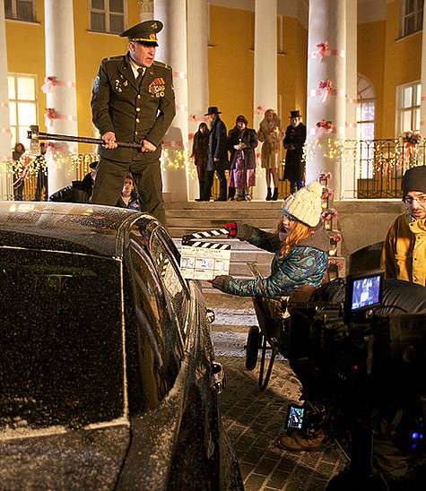 В самой дорогостоящей сцене изрядно выпивший мэр вдруг понимает, как низко он пал, и начинает топором крушить автомобили, нажитые нечестным путем. Фото: материалы пресс-служб.