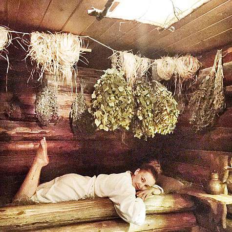 Поклонники Анфисы Чеховой разочаровались, что телеведущая, которой есть, что показать, скрывала достоинства под халатом. Фото: социальные сети