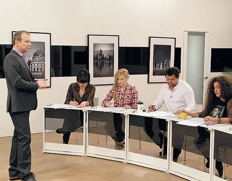 В проекте «Полиглот», посвященном изучению испанского языка, Дмитрий Петров опять посадил за парты звездных учеников. Фото: материалы пресс-служб.