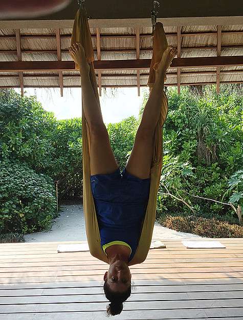 На Мальдивах Жасмин попробовала новшество — антигравитационную йогу. Фото: материалы пресс-служб.