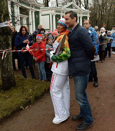Балерина с удовольствием фотографировалась с импозантным мужчиной. Фото: материалы пресс-служб.