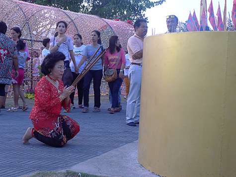 Истинных верующих не смущает громадное количество народа вокруг.