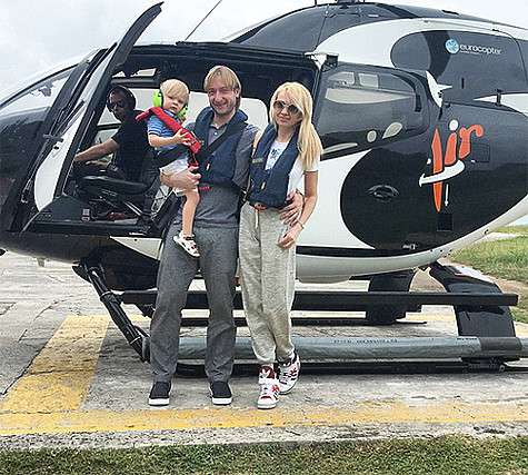 Rudkovskayaofficial: «Летели , летели и прилетели ... Нас много, но в кадр все не вошли!» Фото: Instagram.com/ rudkovskayaofficial.