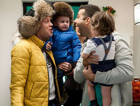 В новой части комедии героям Урганта и Светлакова пришлось под Новый год остаться дома с детьми. Кадр из фильма Елки-3.