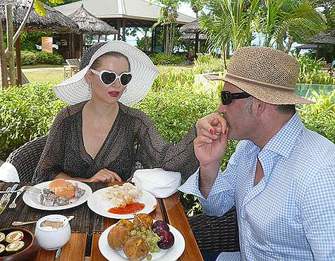 Паскаль сделал Лене Лениной предложение руки и сердца, положив в устрицу кольцо с бриллиантом. Фото: личный архив писательницы. Паскаль сделал Лене Лениной предложение руки и сердца, положив в устрицу кольцо с бриллиантом. Фото: личный архив писательницы.