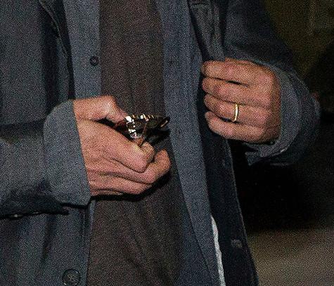 Обручальное кольцо Брэда Питта оказалось весьма лаконичным. Фото: Associated Press.