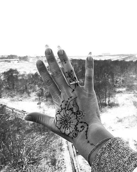 Девушка не удержалась, чтобы не сделать селфи на высоте 450 метров. Фото: инстаграм