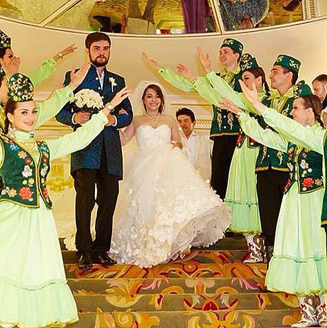 syabitova_roza: «Обряд благословения родителей и проводы на первую брачную ночь, мне помог провести татарский ансамбль «Ильдан». Фото: Facebook.com/syabitova.