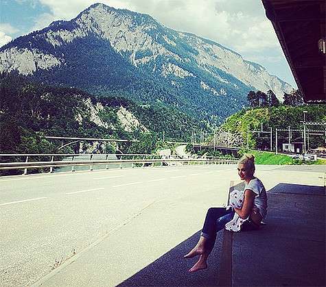 Гвен Стефани кормит сына грудью на фоне швейцарских Альп. Фото: Instagram.com.