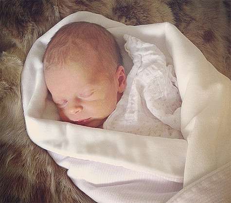 Эли Лартер показала первый снимок новорожденной дочери. Фото: alilarter.com.