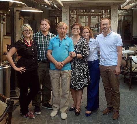 Большая семья артиста: сын Максим с женой Златой, Юрий Николаевич с супругой Валентиной, дочь Ярослава с женихом Владимиром. Фото: личный архив Юрия Чернова.