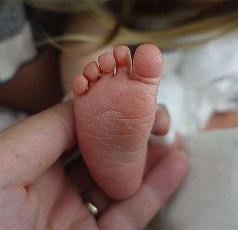 Мила Йовович показала ножку маленькой Дэшиел Идан. Фото: Instagram.com/millajovovich. Мила Йовович показала ножку маленькой Дэшиел Идан. Фото: Instagram.com/millajovovich.