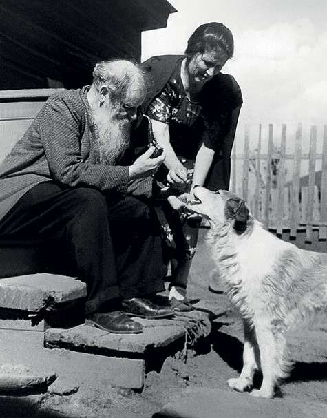 Писатель с женой и их любимым псом. Бажов всегда был неравнодушен к животным: у него во дворе постоянно жили кошки и собаки. Фото: личный архив Ариадны Бажовой-Гайдар.