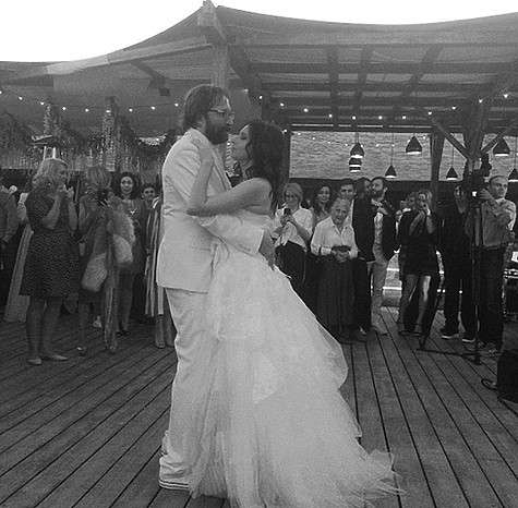 Сначала были традиционные танцы жениха и невесты… Фото: Instagram.com.