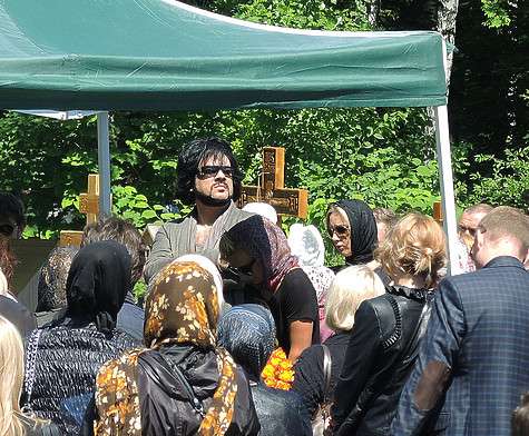 Специально с гастролей прилетел Филипп Киркоров, который накануне сильно переживал, что не смог прибыть на прощание в Crocus City Hall.