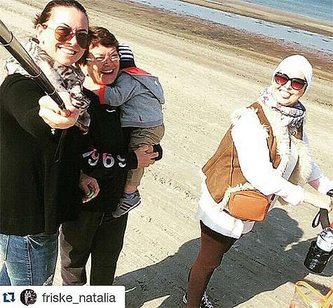 Одна из последних фотографий Жанны Фриске. Певица вместе с сестрой Натальей, сыном Платоном и мамой Ольгой Владимировной гуляет по берегу моря. Фото: Instagram.com/friske_natalia.