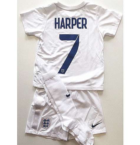 Женская сборная Англии по футболу подарила трехлетней Харпер форму. Фото: Instagram.com/davidbeckham.