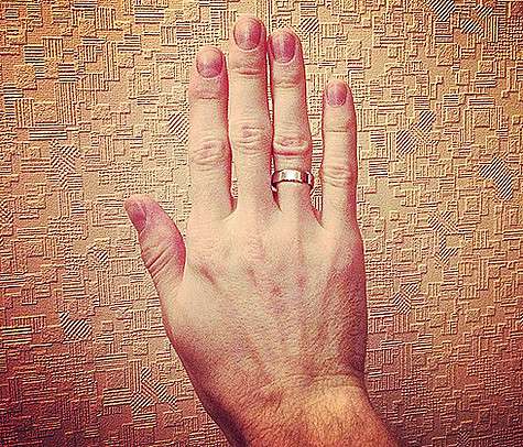 Денис Повалий показал руку с обручальным кольцом. Фото: Instagram.com.