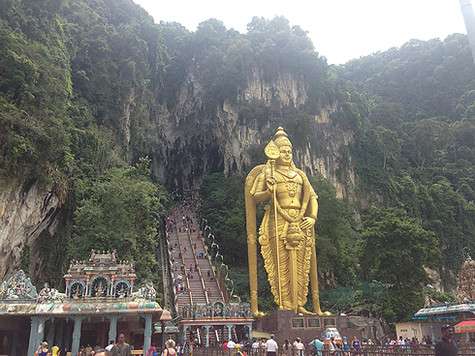 ...до уникальных пещер Бату. ...до уникальных пещер Бату.